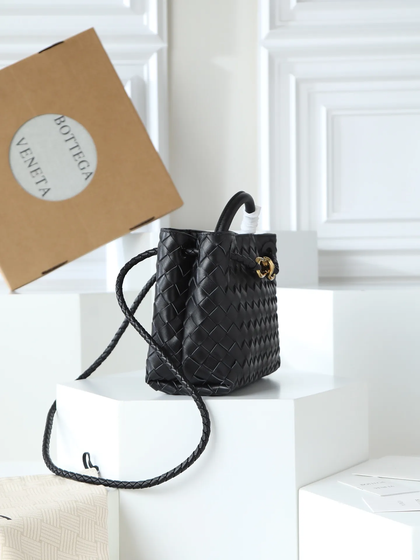 1300. Andiamo is shipping‼ ️Really popular🔥The new Andiamo woven handbag launched by Bottega Veneta this season is really popular all over the world! ! Celebrities at home and abroad have worn it, and Oscar-winning actress Michelle Yeoh has taken it out on the street. Song Jia, Trai Yala, Yu Feihong, Sanji Ayaka, Rosie Hunting-Whiteley, Yoshioka Riho, etc. have all worn this bag. It is classic and versatile and shows off your temperament, and the bag capacity is also large, which is very convenient for daily commuting! ! A variety of carrying methods, the shoulder straps can be adjusted by yourself, the original lambskin feels soft and delicate, and the unisex style breaks the gender boundaries and brings a more practical and long-lasting use experience. Andiamo, which has both elegant and casual styles, perfectly interprets the true appearance of "fashionable old money style". Style number: 766014 Size: 25*22*10.5cm